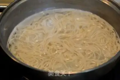 Make Spicy tritium noodles step 7