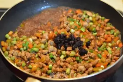 Make Spicy tritium noodles step 10