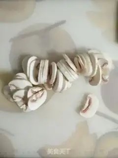 Make Taiwan sausage pizza step 1