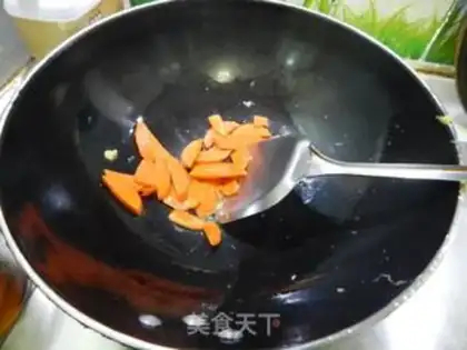 Make Crab mushrooms and fried eggs step 4