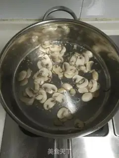 Make Taiwan sausage pizza step 3
