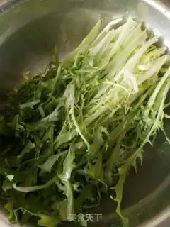 Make A fan with a chrysanthemum step 2