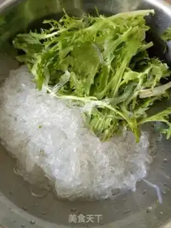 Make A fan with a chrysanthemum step 3