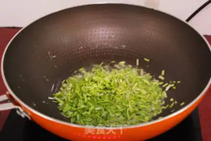 Make Wild onion fried eggs step 4