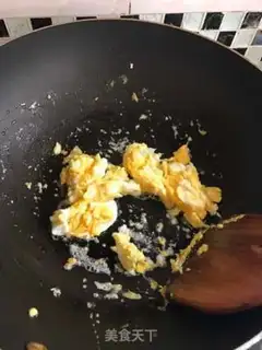 Make Yangzhou fried rice step 2