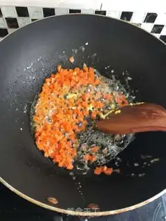Make Yangzhou fried rice step 3