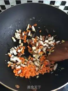 Make Yangzhou fried rice step 4