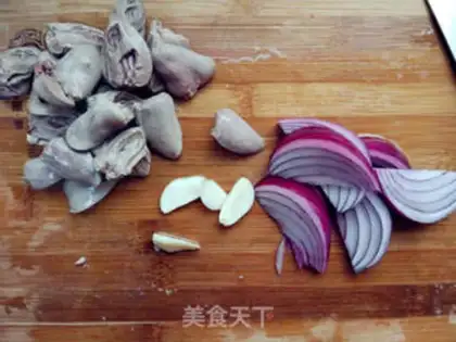 Make Onions, garlic, chicken heart step 1