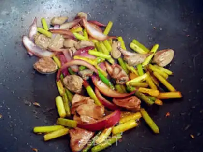 Make Onions, garlic, chicken heart step 4