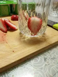 Make Strawberry yogurt step 1