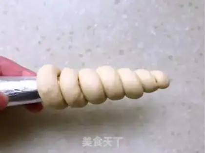 Make Spiral rolls step 5