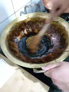 Make Traditional handmade glue cake step 5