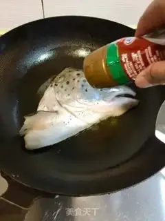 Make Salt fried salmon head step 3