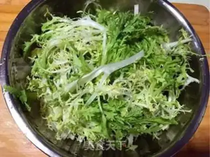 Make Sweet vinegar with a chrysanthemum step 1