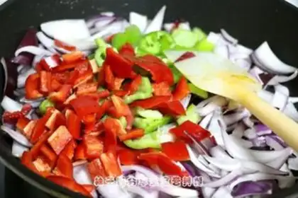 Make North African eggs step 1