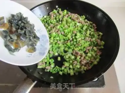 Make Porridge eggs and garlic step 4