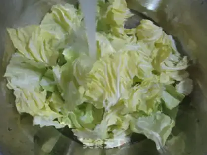 Make Chestnut crab-flavored cabbage step 1