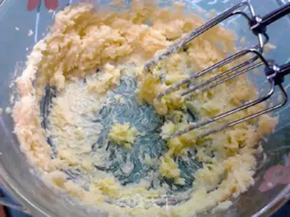 Make Pineapple pineapple rib butter cake step 4