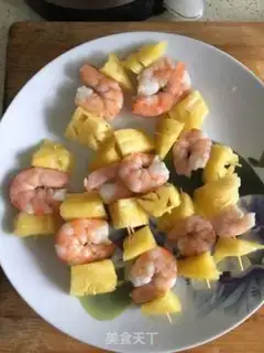 Make Pineapple shrimp string step 2