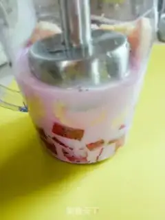 Make Banana shake of the flamingo step 2
