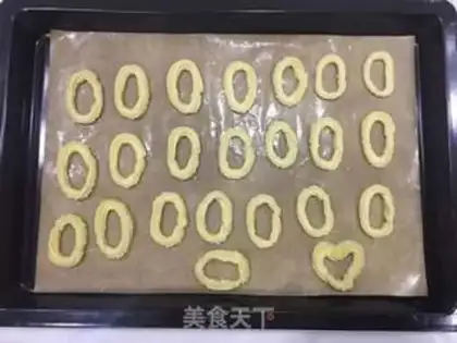 Make Roman shield cookies step 8