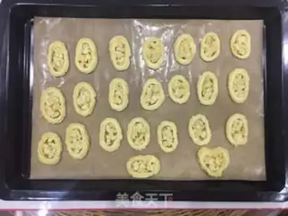 Make Roman shield cookies step 9