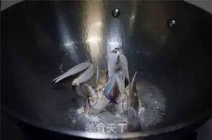 Make Curry crab rice step 1