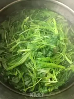 Make Spinach with peanuts step 0