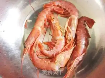 Make A salad sauce with garlic shrimp step 0