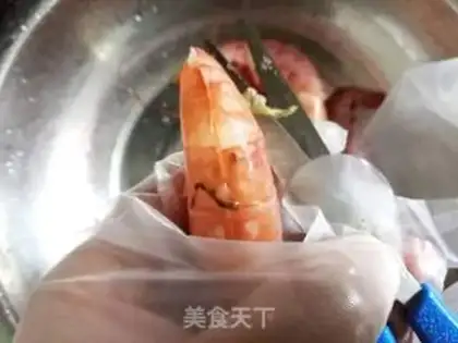 Make A salad sauce with garlic shrimp step 1