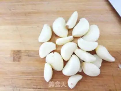 Make A salad sauce with garlic shrimp step 4