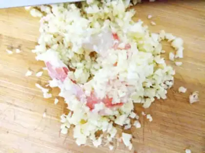 Make A salad sauce with garlic shrimp step 7
