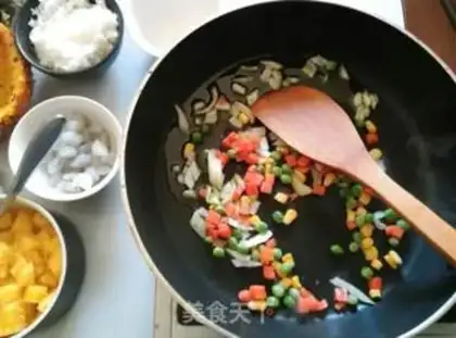 Make Pineapple rice step 3