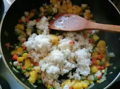 Make Pineapple rice step 4