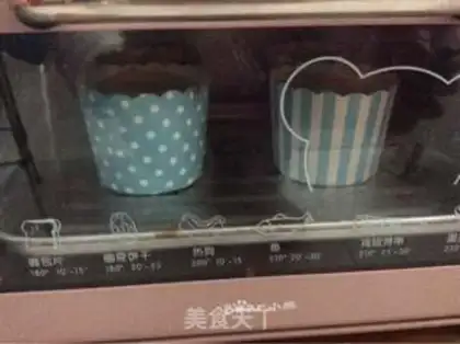 Make Chocolate sauce twirl cake step 10