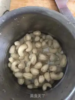 Make Celery with cashew nuts step 0