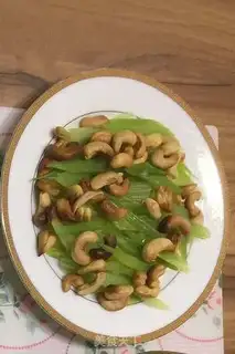 Make Celery with cashew nuts step 3