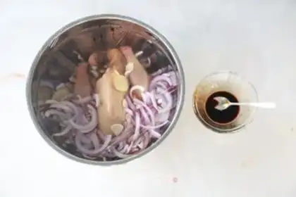 Make Roast chicken onion sauce step 2