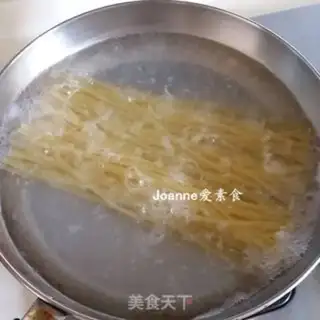 Make Roller sauce with pasta step 1