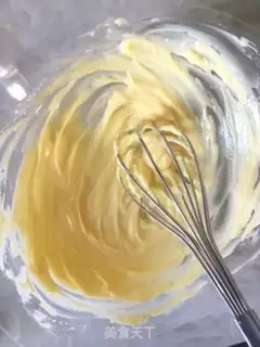 Make A multi-coloured cyclone cake step 1