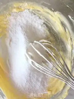 Make A multi-coloured cyclone cake step 2