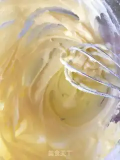 Make A multi-coloured cyclone cake step 3