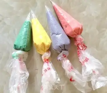 Make A multi-coloured cyclone cake step 6