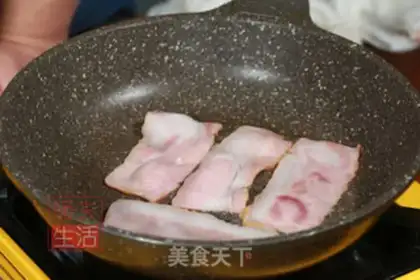 Make Apricot bacon roll step 3