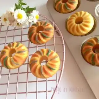 Make A multi-coloured cyclone cake step 18