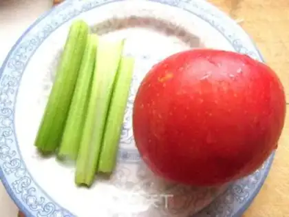Make Apple vegetable juice step 1