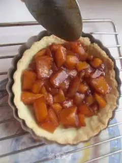 Make Caramel apple pie step 5