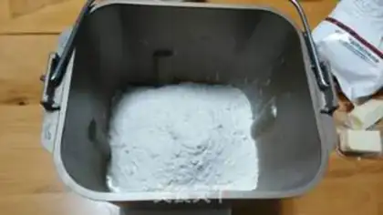 Make Smelting milk hands tore bread step 1