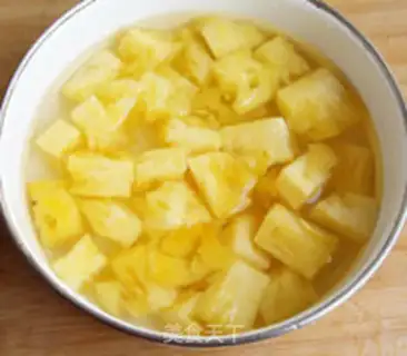 Make Pineapple and shrimp step 0