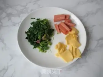 Make Spinach cheese fried eggs step 0